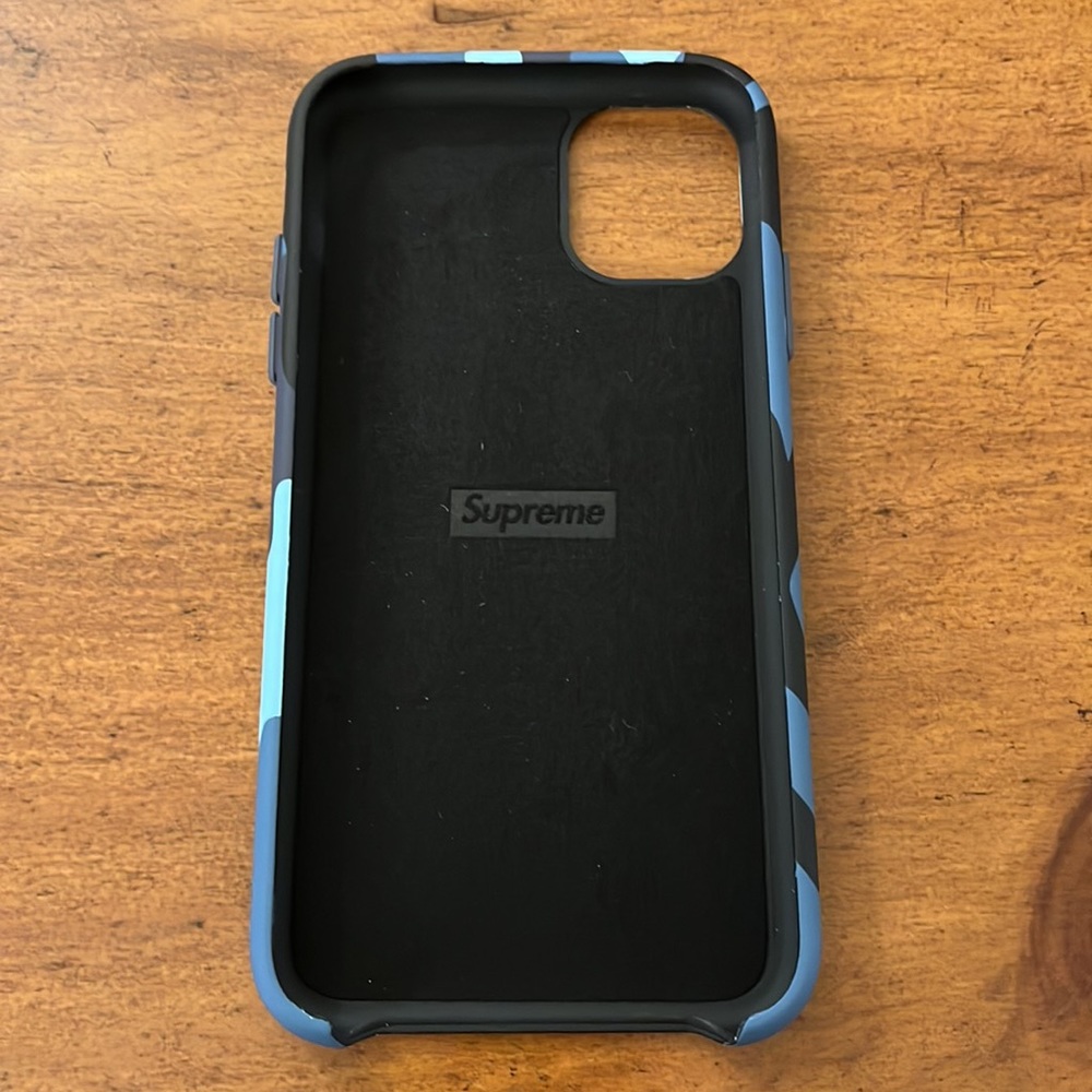 Authentic Supreme iPhone 11 case. In box never used - Picture 3 of 3